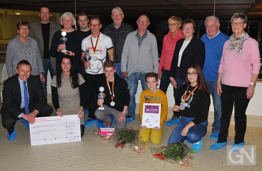 Franziska van Almsick gratuliert Bentheimer Schwimmern