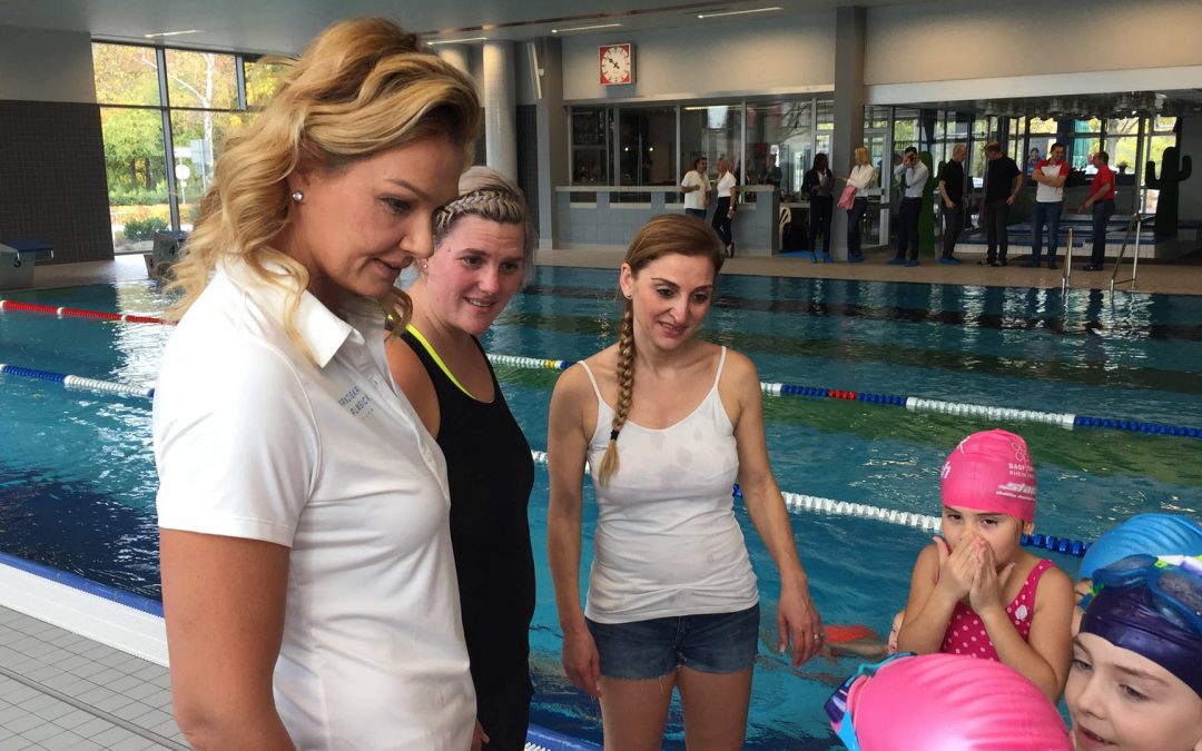 Franziska van Almsick hilft Kindern schwimmen zu lernen